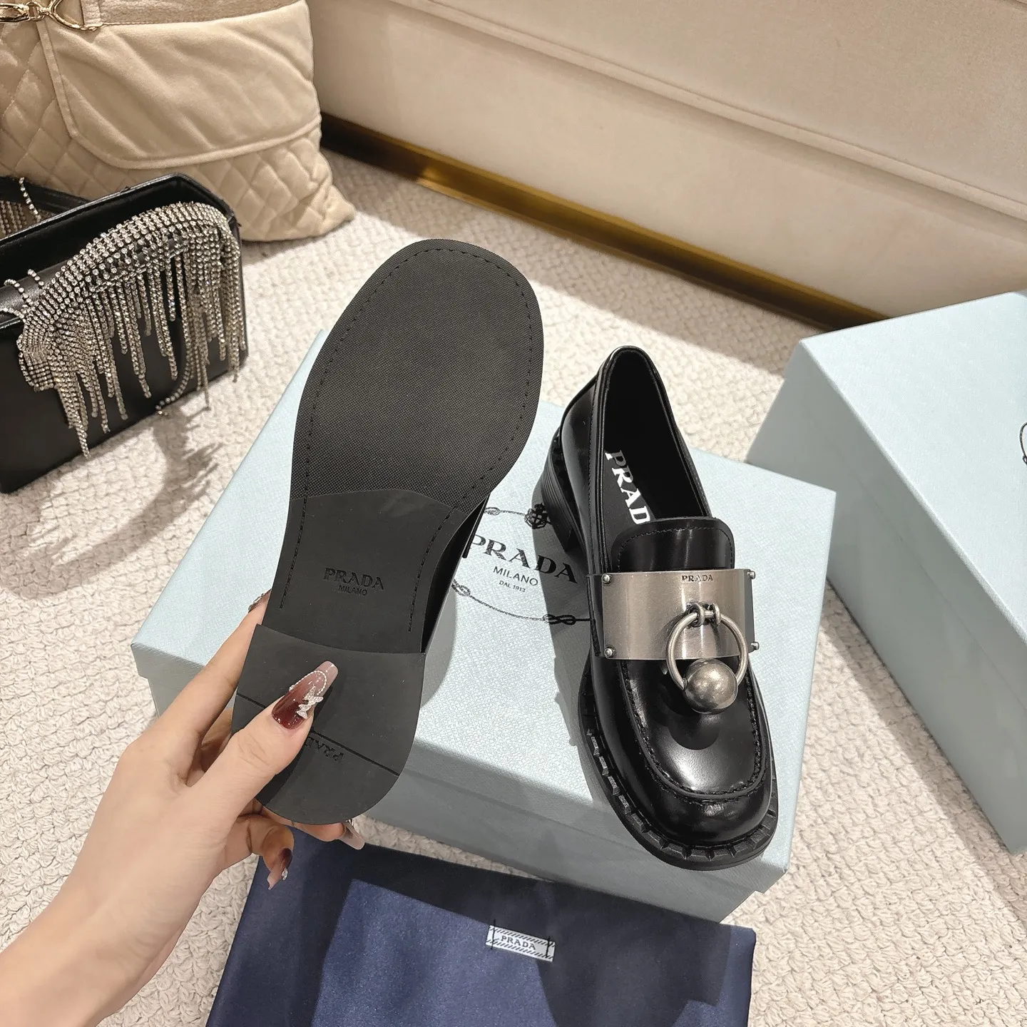 👟👟Ex-factory price 580👟👟Higher version Prad✅Certified𝟐𝟎𝟐5𝙨𝙨 Early spring Prada💯 #陈昊宇 Same style, many celebrity internet celebrities have the same style/medium-heeled British loafers, the metal buckle design adds a sense of sophistication, the overall shape is full of aura, and the British style small leather shoes are casual and high-end. Chen Haoyu’s same style/Prada25ss loafers! Fabric: Imported open edge beads Lining: Imported sheepskin Insole: Imported cowhide Women's model: Standard code 35-41 (customized at 40.41).  Color: black, light brown, white. The shoes are very cost-effective, so we refuse to negotiate.  #陈昊宇 Same style Prada loafers # Temperament wear
